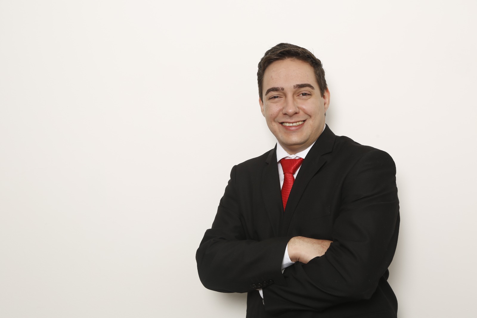 Eduardo Castilho, advogado, de terno escuro, sorrindo.